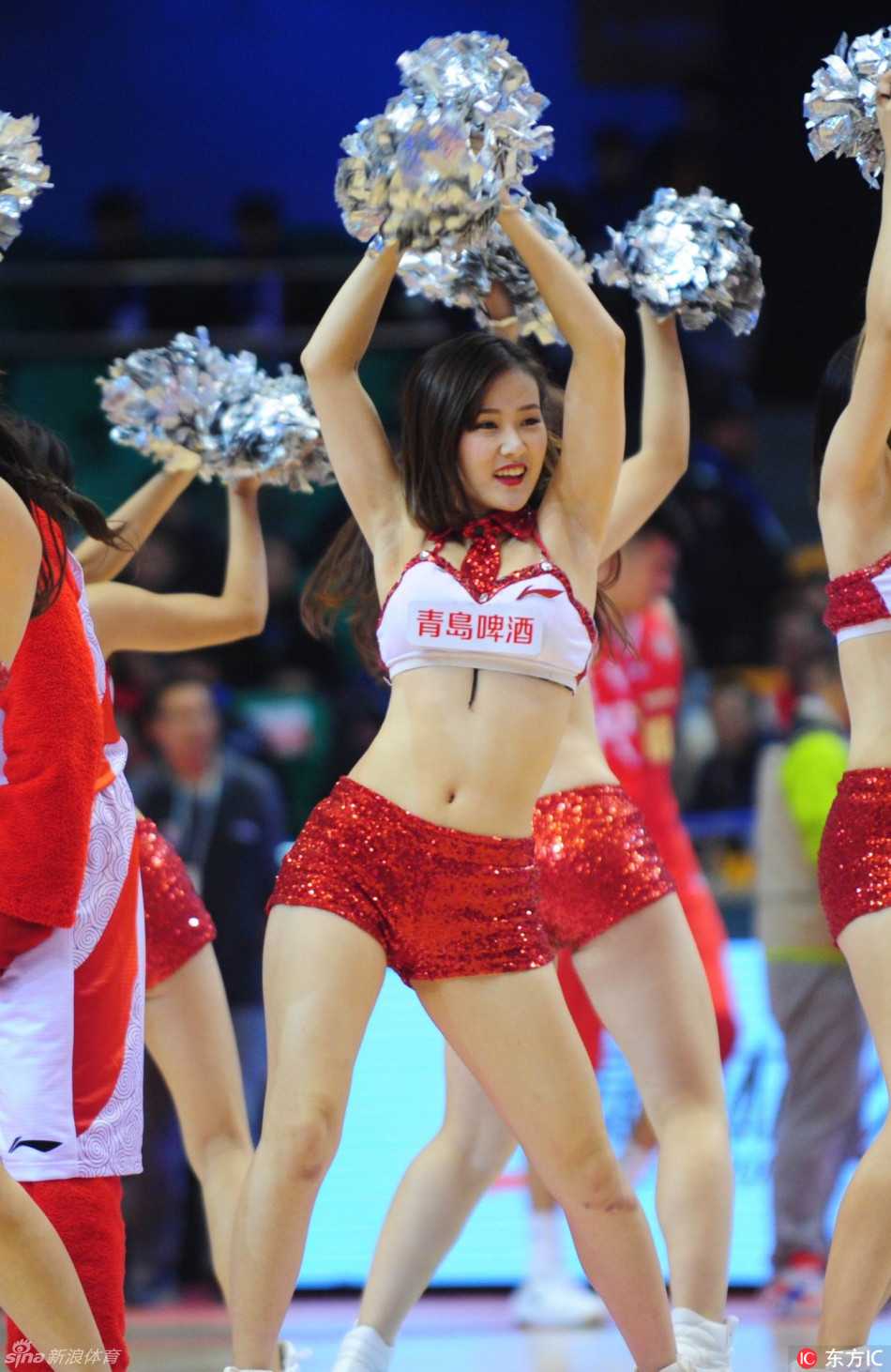 CBA赛场上的活力风景线:啦啦队文化再升级 队员手持炫彩花球,高高跃起,马尾辫在空中划出活力的弧线