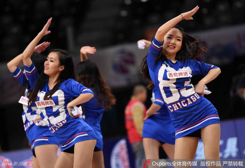 CBA赛场上的灵动舞者 啦啦队演绎青春活力 俏皮可爱的啦啦队女孩嘟嘴卖萌,黑色底裤衬托出白皙的长腿,在活泼可人的表情管理中依然保持着专业舞者的优美姿态