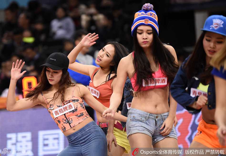 CBA赛场上的灵动舞者 啦啦队演绎青春活力 飘逸长发在动感转身中划出优美弧线,女孩挥舞手臂的动作充满张力,S级身材在紧身衣的包裹下展露无遗,活脱脱一个赛场小精灵