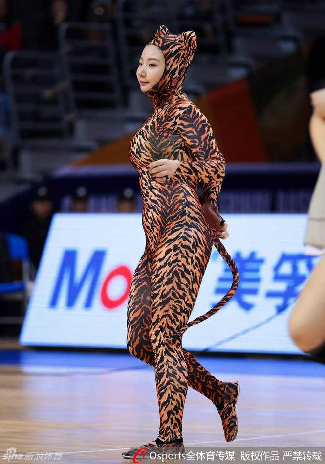 CBA赛场上的百变精灵 拉拉队宝贝热舞瞬间 身着红色民族风长裙的啦啦队员在赛场中央翩翩起舞,裙摆随着旋转的舞步飘扬,宛如一朵盛开在球场中央的红玫瑰。