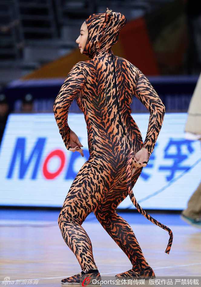 CBA赛场上的百变精灵 拉拉队宝贝热舞瞬间 啦啦队员在比赛暂停间隙进行暖场表演,动作整齐划一,充满力量感,背景是巨大的CBA联赛标志和热情的观众。