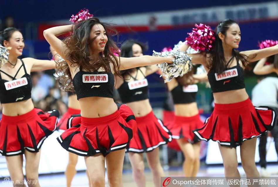 CBA赛场上的百变精灵 拉拉队宝贝热舞瞬间 谢幕时,全体啦啦队员站成一排向观众鞠躬致意,她们身穿各色表演服装,脸上洋溢着灿烂的笑容,感谢球迷的支持。