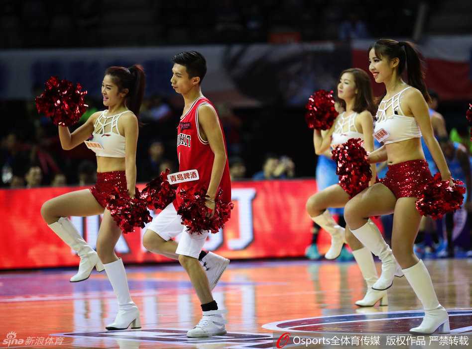 篮球宝贝们身着红白相间运动装，在场地中央排开阵型，动作整齐划一，展现出青春洋溢的团队风采。