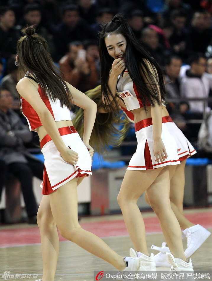 CBA赛场上的靓丽风景线 啦啦队宝贝劲舞点燃全场激情 队员们摆出酷飒的结束造型,聚光灯打在她们身上,自信与光芒四射,仿佛在告诉全场:这里不仅是篮球的战场,也是我们展示青春的舞台。