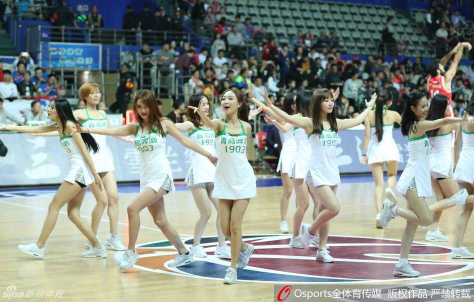 广东主场啦啦宝贝在比赛中场表演侧身翻滚技巧，动作舒展而充满力量，粉色系服装在灯光下格外亮眼，展现了她们专业的舞蹈功底。