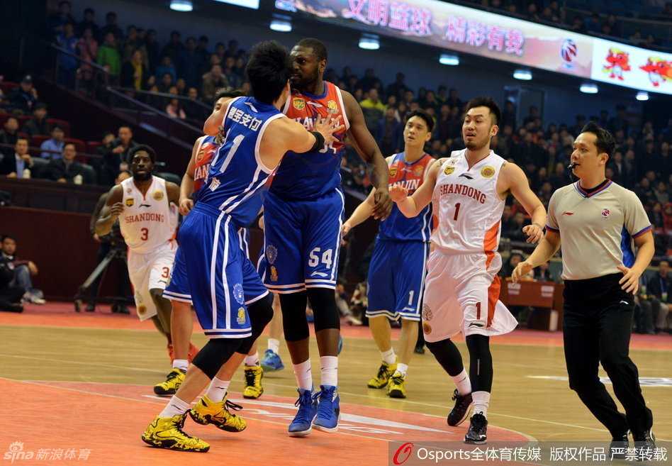 CBA赛场全武行:一记暗肘引发的满场追打与蝴蝶效应 事态平息后,吴轲仍然心有不甘,对着裁判席不停比划,大声理论,而山东队教练组也情绪激动地向技术台提出抗议