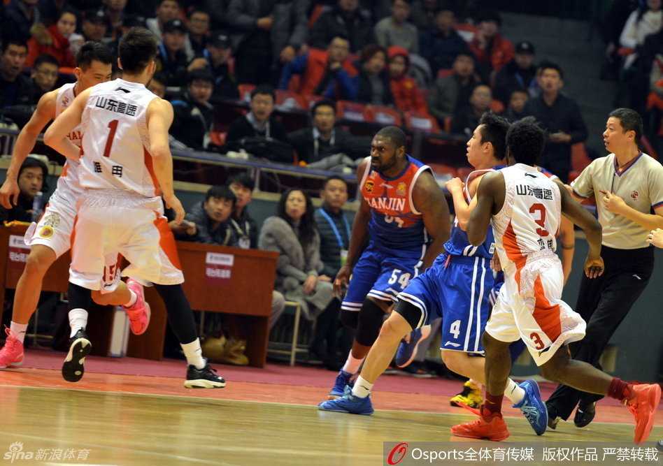 CBA赛场全武行:一记暗肘引发的满场追打与蝴蝶效应 看着情绪再度波动的马克希尔,队友睢冉赶紧上前紧紧抱住他,用自己的身体隔开冲突中心,像兄弟一样安抚他受伤的心