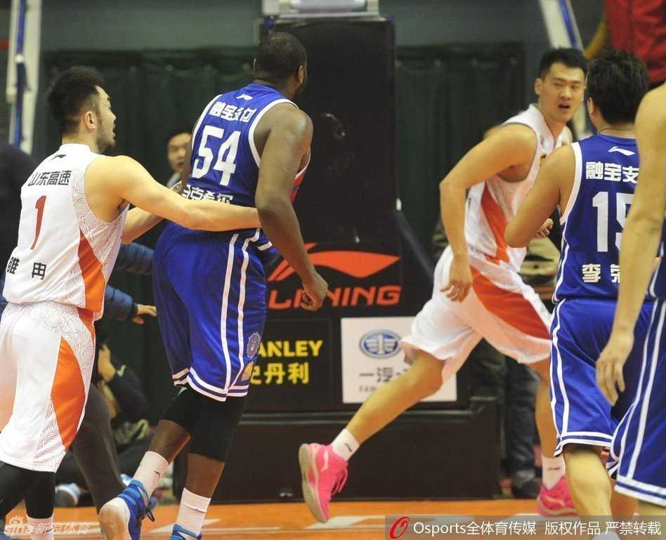 CBA赛场全武行:一记暗肘引发的满场追打与蝴蝶效应 马克希尔满脸通红,青筋暴起,眼神中满是愤怒,挥舞着拳头誓要追上吴轲讨个公道