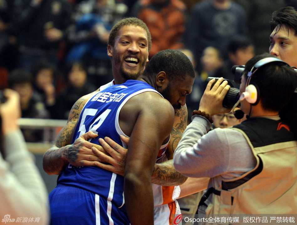 CBA赛场全武行:一记暗肘引发的满场追打与蝴蝶效应 就在局势即将失控的千钧一发之际,比斯利从身后紧紧抱住兄弟马克希尔,在他耳边轻声叮嘱,用温情化解了这场暴力危机