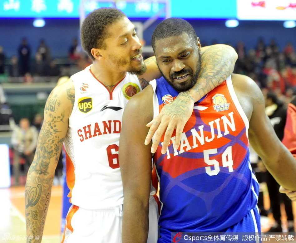 CBA赛场全武行:一记暗肘引发的满场追打与蝴蝶效应 事件虽然平息,但吴轲依旧难以释怀,站在场上与裁判理论,试图解释自己的动作并非故意,但一切已于事无补