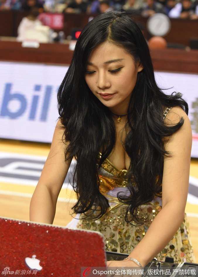 动感的音乐响起，美女DJ随着节奏轻轻摇摆，飘逸的长发和专注的神情，让她成为赛场上比球员得分更吸睛的存在。