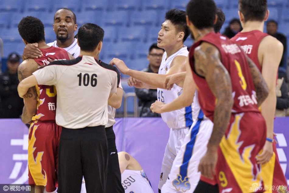 CBA赛场暴力何时休?布朗锁喉陈磊引发冲突事件回顾 在激烈的卡位战中,吉林队外援布朗情绪失控,右手如铁钳般紧紧锁住江苏队陈磊的喉咙,陈磊面部表情痛苦,双方球员瞬间剑拔弩张,赛场气氛紧张到极点。