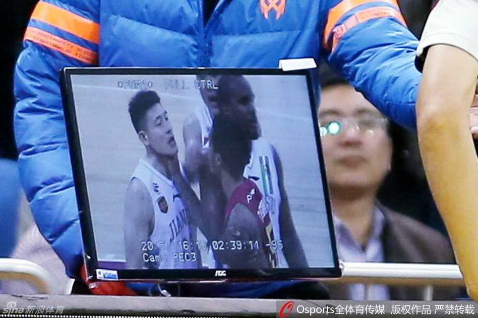 CBA赛场暴力何时休?布朗锁喉陈磊引发冲突事件回顾 吉林队主帅邓华德一个箭步冲入场地,双手紧紧抱住情绪近乎失控的布朗,用力将其与对方球员隔离开来,他的及时介入避免了冲突的进一步升级。