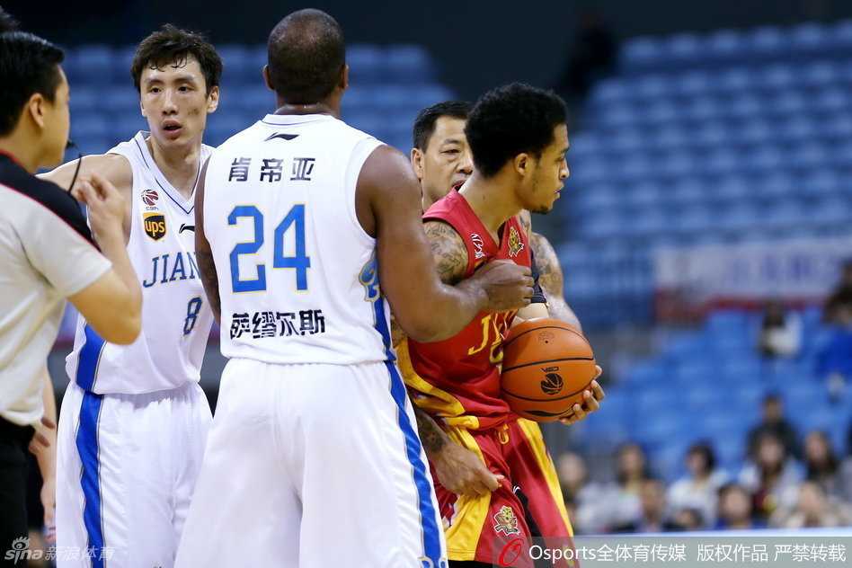 CBA赛场暴力何时休?布朗锁喉陈磊引发冲突事件回顾 冲突发生后,当值主裁判第一时间跑到场边的技术台前,神情严肃地仔细反复观看比赛录像回放,不放过任何一个细节,力求做出最公正的判罚。