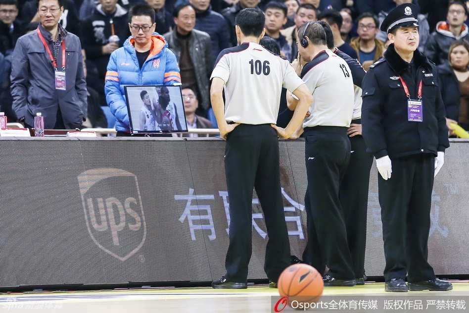 CBA赛场暴力何时休?布朗锁喉陈磊引发冲突事件回顾 在全场观众的注视下,当值主裁右手握拳高举,果断做出夺权犯规的手势,指向吉林队替补席,宣告布朗被直接驱逐出场,为此次冲突画上句号。