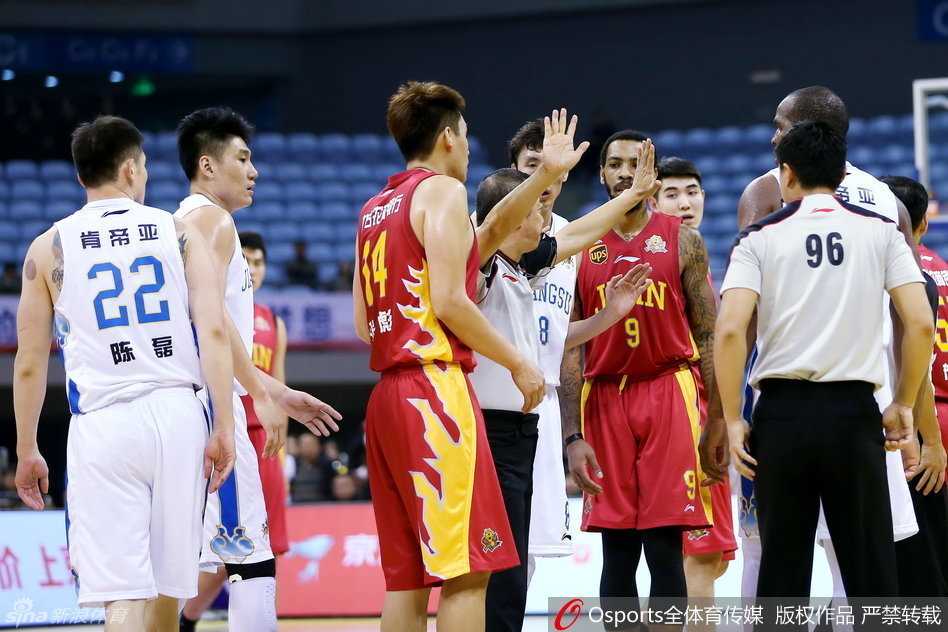 CBA赛场暴力何时休?布朗锁喉陈磊引发冲突事件回顾 被驱逐后,布朗在队友和工作人员的陪伴下走向球员通道,他依然不时回头望向场内,眼神中充满懊恼与不甘,身后是记录台闪烁的灯光和嘈杂的球场。
