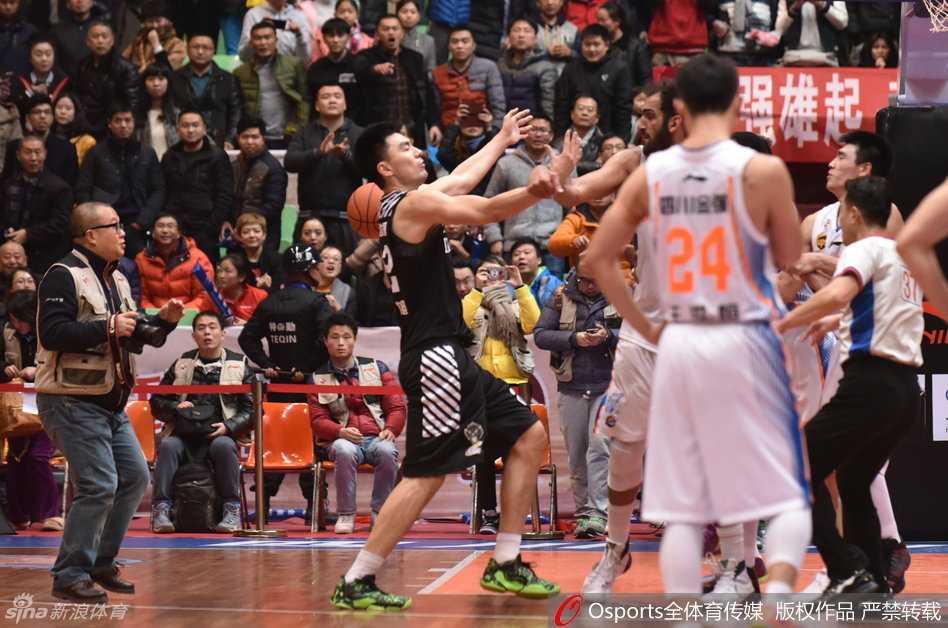 CBA赛场火爆一幕 哈达迪失控推击李晓旭引众怒 哈达迪怒目圆睁,猛然出手推击李晓旭,冲突瞬间引爆全场惊呼