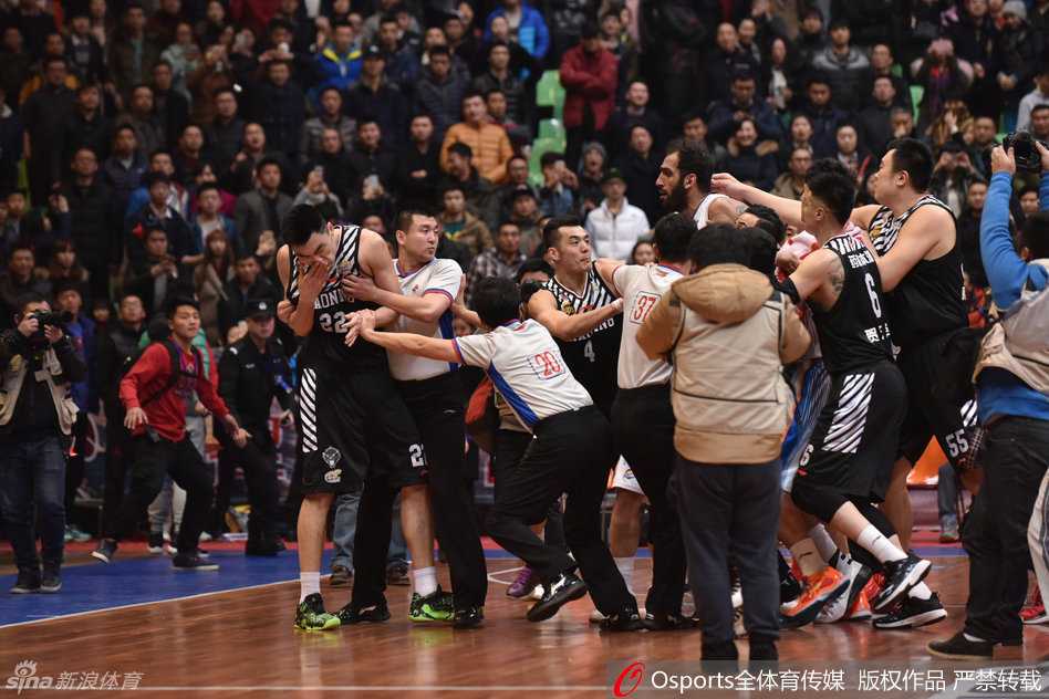 CBA赛场火爆一幕 哈达迪失控推击李晓旭引众怒 四川队球员从身后紧紧环抱哈达迪,竭力将其拖离争执区域平息事态