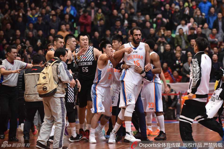 CBA赛场火爆一幕 哈达迪失控推击李晓旭引众怒 李晓旭被队友拉开后仍难掩气愤,眼神中透露着不甘与无奈离开混战圈