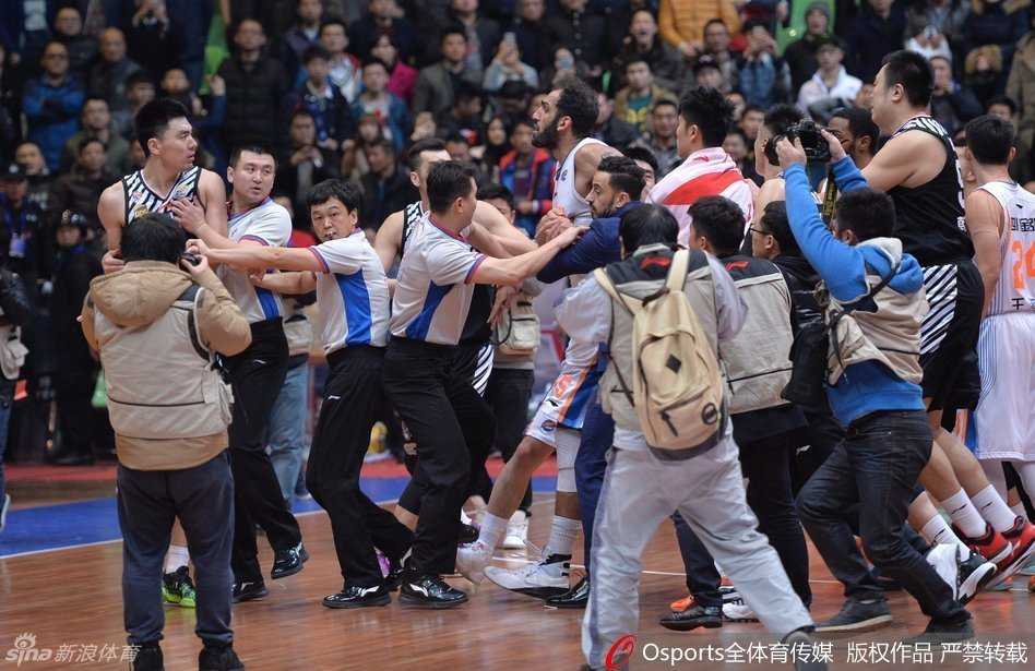 CBA赛场火爆一幕 哈达迪失控推击李晓旭引众怒 韩德君情绪激动满脸涨红,冲上前为队友李晓旭打抱不平怒指对手