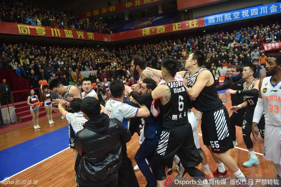 CBA赛场火爆一幕 哈达迪失控推击李晓旭引众怒 当值裁判神情严肃站在中央,用力分开纠缠在一起的双方球员