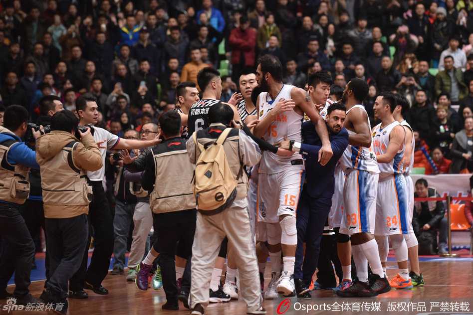CBA赛场火爆一幕 哈达迪失控推击李晓旭引众怒 辽宁队球员面露焦急,紧紧抱住队友李晓旭奋力将其劝离冲突中心