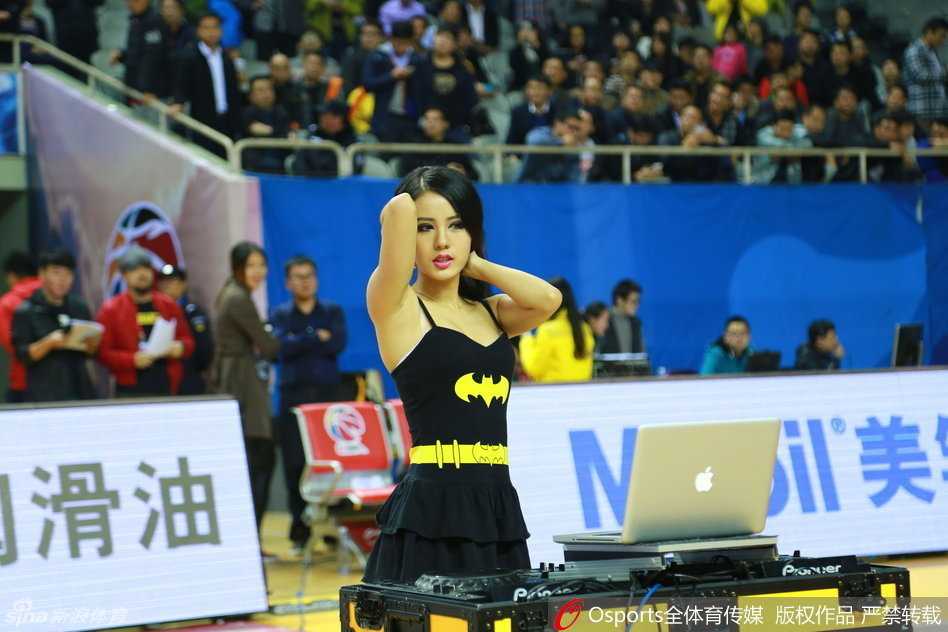 CBA赛场的别样风景:江苏肯帝亚主场美女DJ引爆五台山 在五台山体育馆璀璨的灯光下,江苏肯帝亚的美女DJ全神贯注地操控着打碟机,她将成为引爆全场的音乐魔法师。