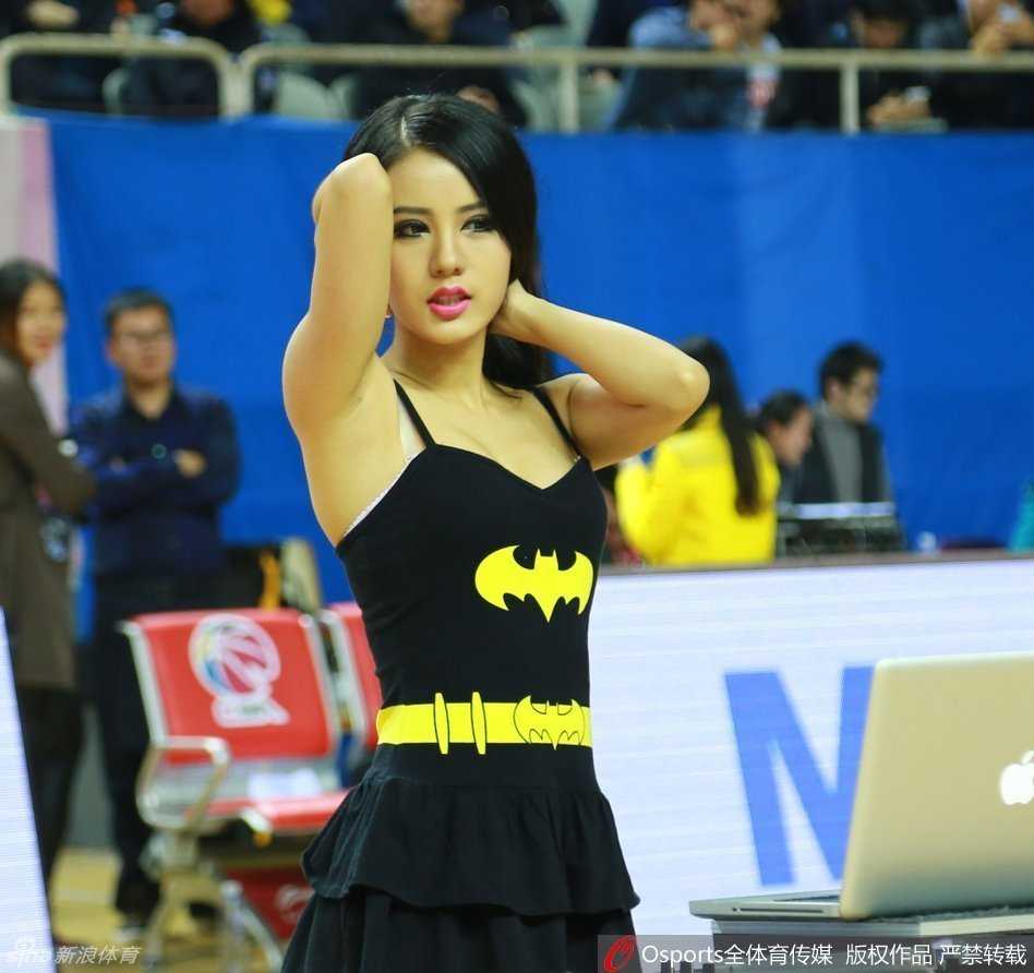 CBA赛场的别样风景:江苏肯帝亚主场美女DJ引爆五台山 随着动感的节拍,美女DJ高举手臂激情互动,她身后的大屏幕上闪烁着炫目的光影,整个体育馆仿佛化身成了一个巨大的夜店。