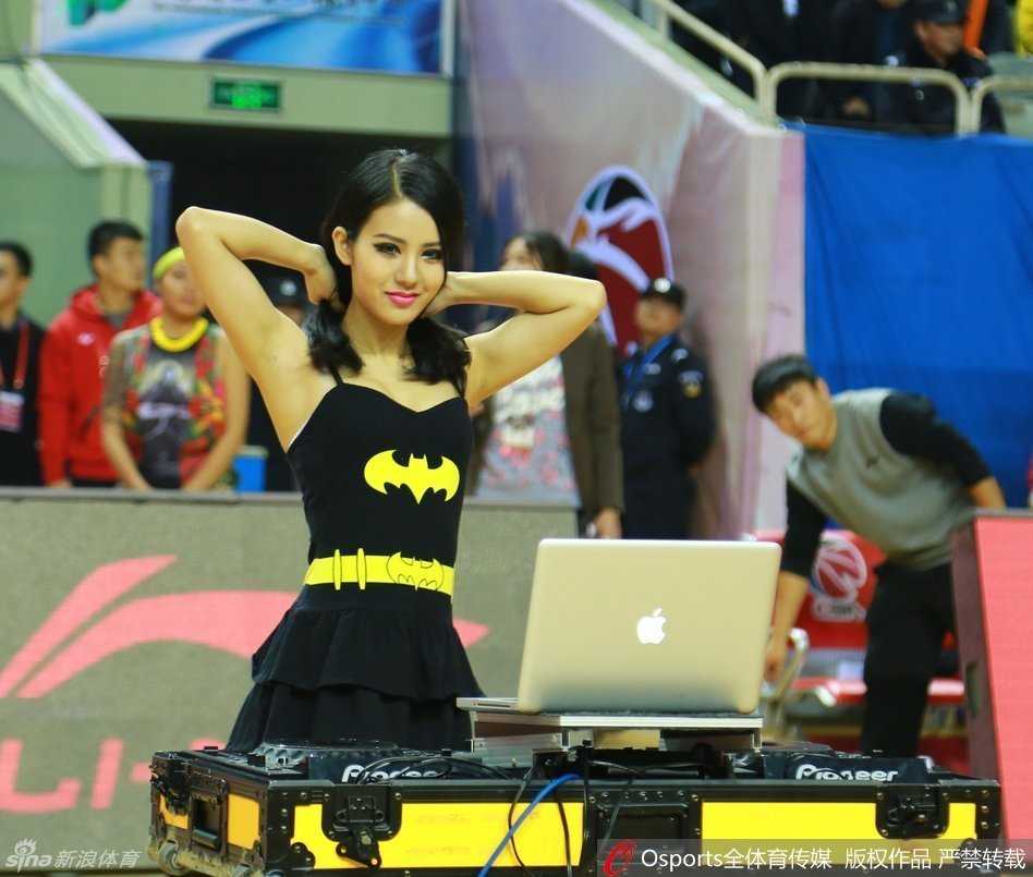 CBA赛场的别样风景:江苏肯帝亚主场美女DJ引爆五台山 光影交错中,美女DJ专注地调试着设备,动感的音乐仿佛正从她的指尖流淌而出,她与身后的灯光秀共同构成了一幅现代感十足的赛场画面。