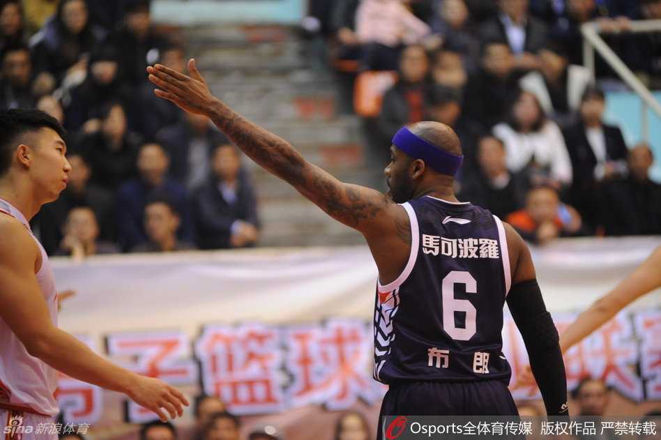 CBA那些年:大帝统治防守,胡雪峰老辣,伤病与热血交织的赛季 卡姆拉尼运球加速强突篮下,在空中与防守球员发生身体对抗后,试图利用节奏变化躲开封盖完成上篮,展现了出色的核心力量。
