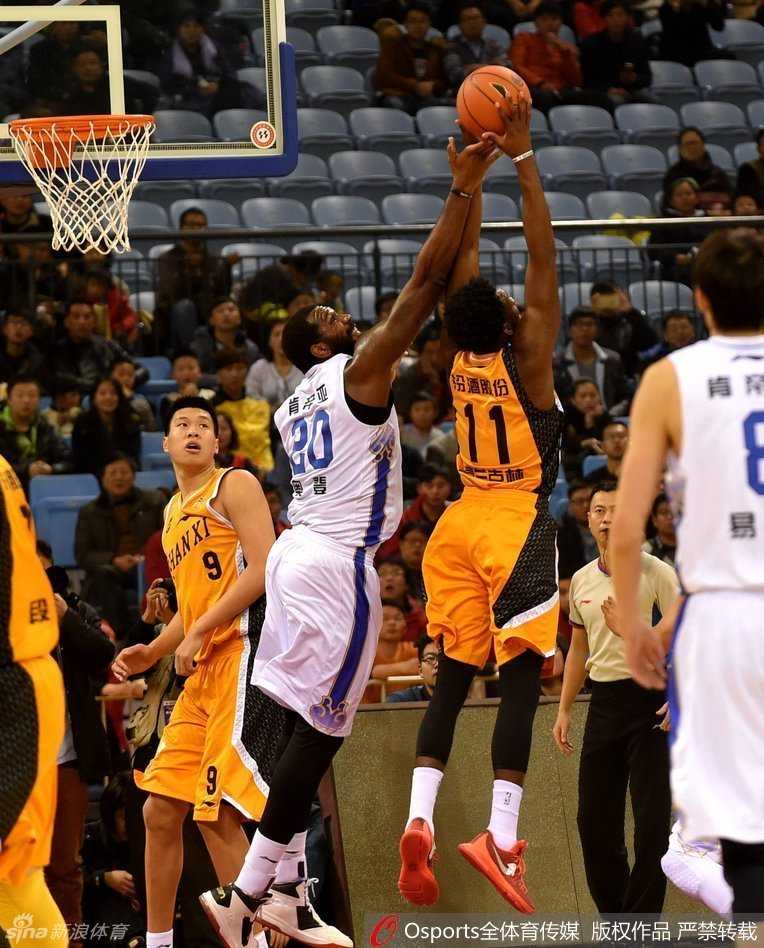 CBA那些年:大帝统治防守,胡雪峰老辣,伤病与热血交织的赛季 奥登在对方内线球员的头上双手大力灌篮,整个身体悬空,肌肉线条分明,仿佛要将篮筐拽下,展现出了不可一世的霸气。