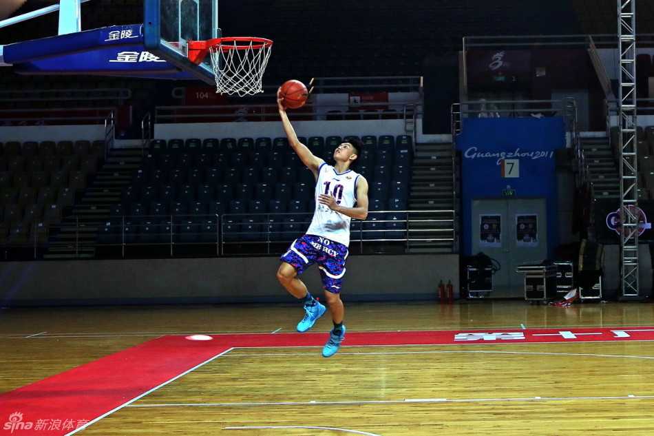 汕头大学队员们围成一圈，在场上进行赛前合影，他们手臂搭着手臂，眼神坚毅，齐声呐喊为自己加油打气