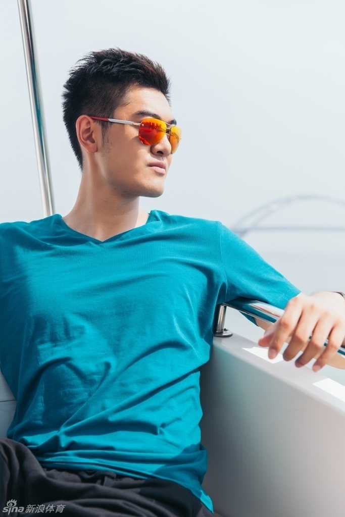 中国民航大学的谷玥灼在三分线外果断出手，作为“民航战机”，他的投篮姿势标准而致命，是球队最稳定的得分点