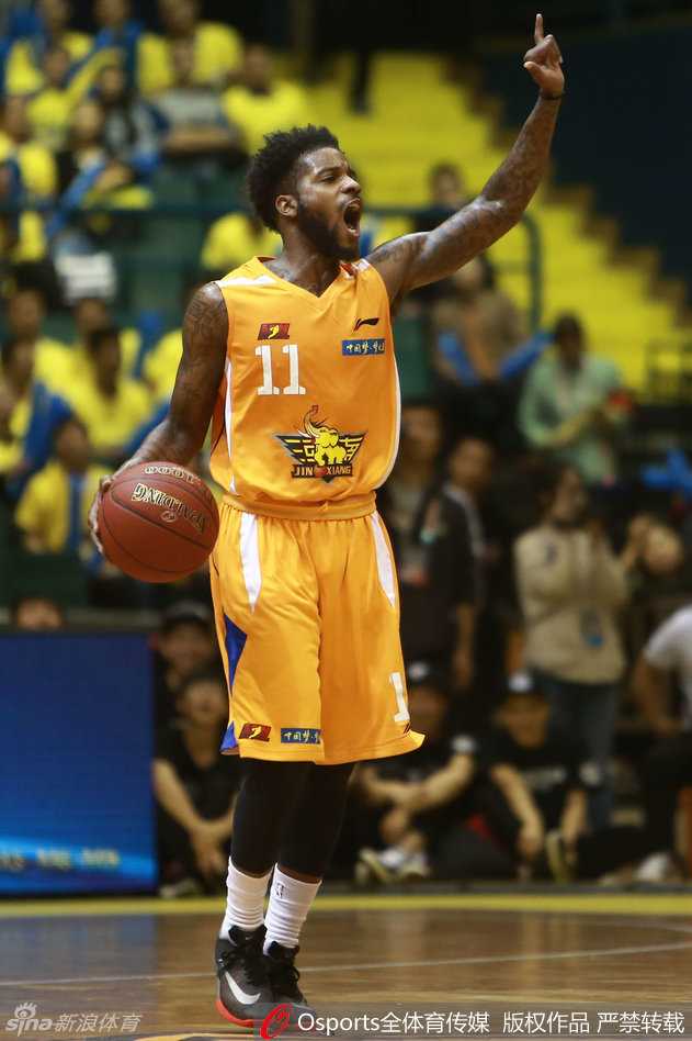 NBL联赛揭幕战狂飙:外援对决引爆蓉城,热情观众共筑篮球盛宴 组织核心犹如利刃出鞘,巧妙击穿防线送出精妙传球,瞬间点燃全场进攻烽火