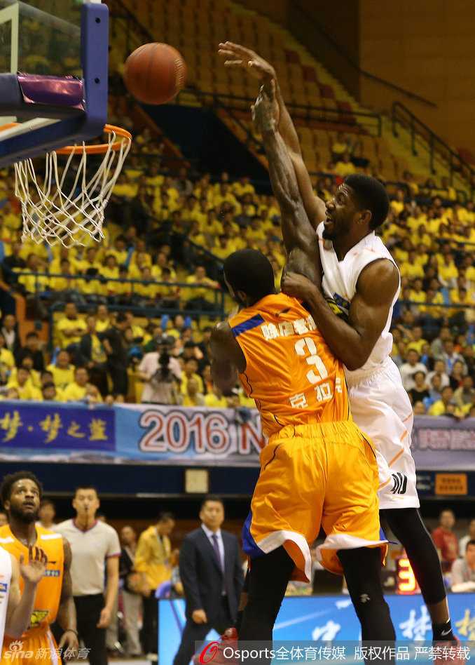 NBL联赛揭幕战狂飙:外援对决引爆蓉城,热情观众共筑篮球盛宴 一位颜值与气质俱佳的美女球迷在场边露出甜美笑容,成为看台上最动人的风景