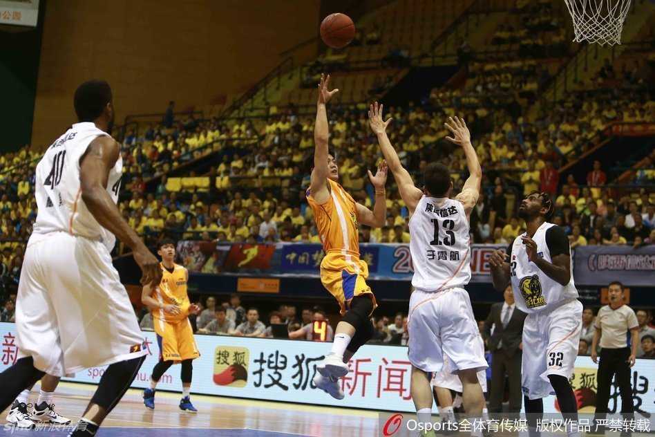 NBL联赛揭幕战狂飙:外援对决引爆蓉城,热情观众共筑篮球盛宴 张春军在场边全神贯注观战,仿佛正在脑海中与场上球员并肩作战,思考破解之策