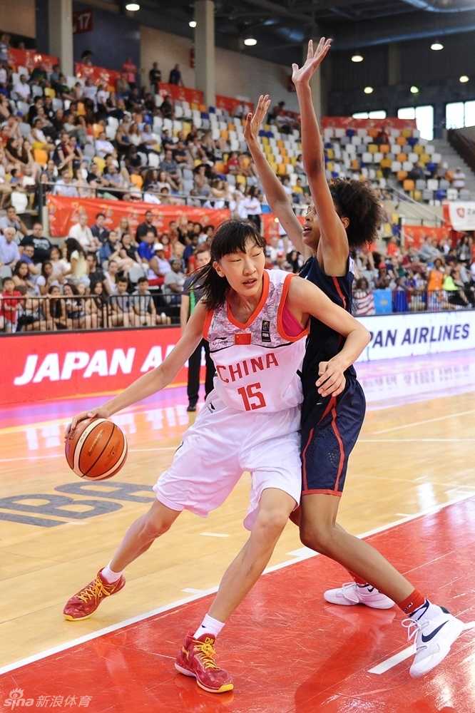 U17女篮世青赛中国小花绽放赛场不畏强手拼得第四名 中国队后卫王佳琦高速带球推进,她灵活地穿梭在美国队的防线之间,正准备发动一次致命的快速反击,身后的美国队员奋力追赶却只能望其项背。