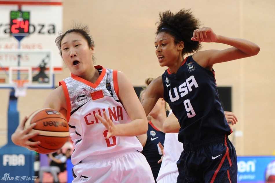 U17女篮世青赛中国小花绽放赛场不畏强手拼得第四名 内线支柱韩旭在篮下遭遇三人包夹,她高高跃起,在对抗中试图将球放进篮筐。即使防守者高举双手形成严密屏障,她也毫无畏惧,眼神坚定地完成投篮动作。