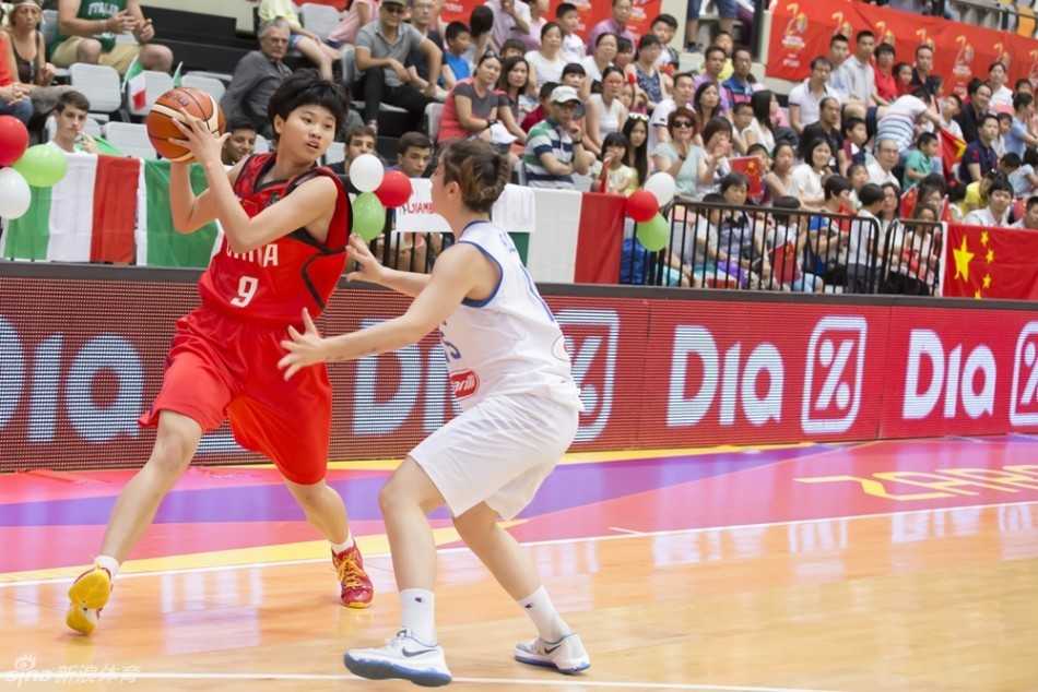 U17女篮世青赛半决赛激战 中国小将憾负意大利无缘争冠 底角位置,中国队员与意大利防守者形成一对一单打之势,全场目光聚焦于此决定胜负的瞬间