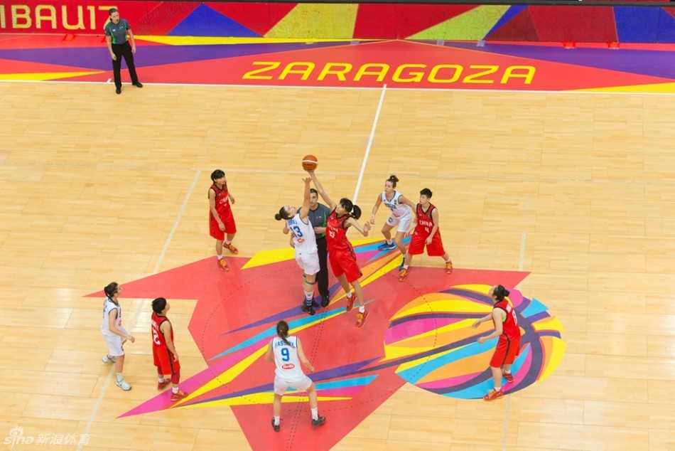 U17女篮世青赛半决赛激战 中国小将憾负意大利无缘争冠 中场跳球瞬间,韩旭与意大利中锋同时起跳,手臂在空中伸展,争夺球权的激烈对抗一览无余