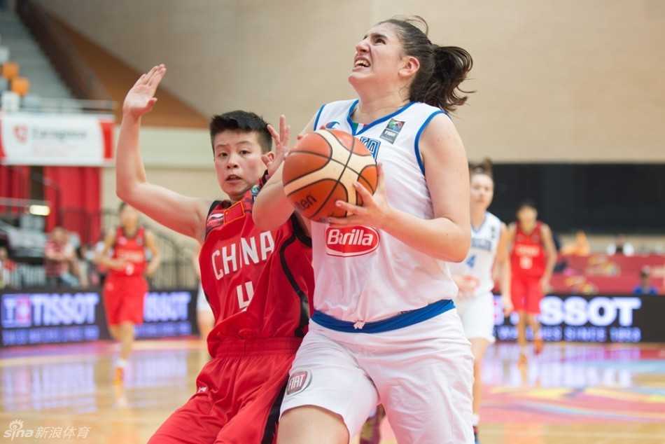 U17女篮世青赛半决赛激战 中国小将憾负意大利无缘争冠 中国队员张开双臂重心下沉,用身体躯干死死顶住意大利进攻球员,展现出全力以赴的防守姿态