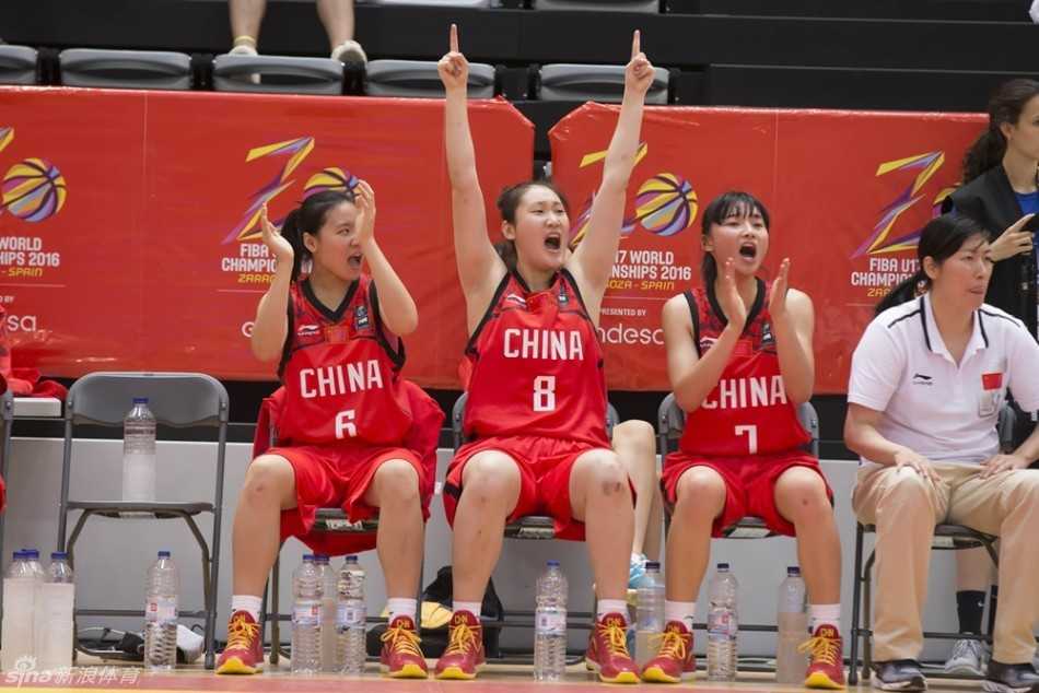 U17女篮世青赛半决赛激战 中国小将憾负意大利无缘争冠 在场上队员围成一圈,韩旭伸出手拍打着队友的后背,用坚定的眼神和动作鼓舞着全队士气