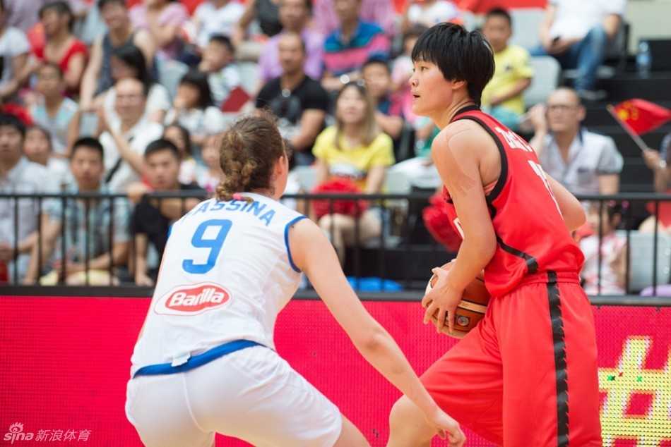 U17女篮世青赛半决赛激战 中国小将憾负意大利无缘争冠 中国后卫在三分线外双手持球,双眼冷静地观察场上队友跑位,寻找最佳传球时机