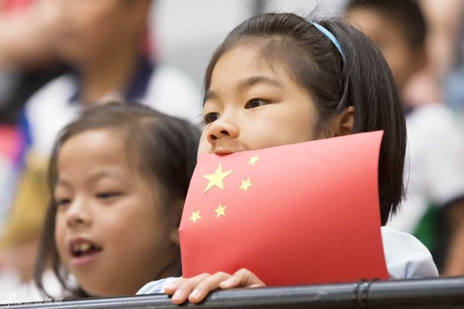 U17女篮世青赛半决赛激战 中国小将憾负意大利无缘争冠 看台上,一位年幼的中国小球迷眼中含泪,脸上写满了对比赛结果的不甘与失望,令人动容