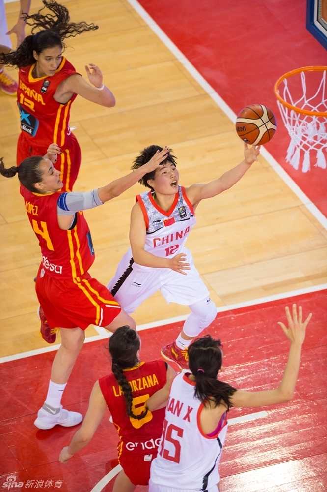 U17女篮世青赛激战 中国国青绝地反击送别东道主西班牙 比赛结束后,西班牙女篮的球员们难以接受失利的现实,坐在场边掩面哭泣,巨大的失落感与现场欢乐的中国队形成鲜明对比。