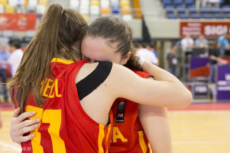 U17女篮世青赛激战 中国国青绝地反击送别东道主西班牙 中国队员在比赛中积极拼抢地板球,两人同时飞身扑向篮球,展现了寸土必争、不畏强敌的比赛态度。