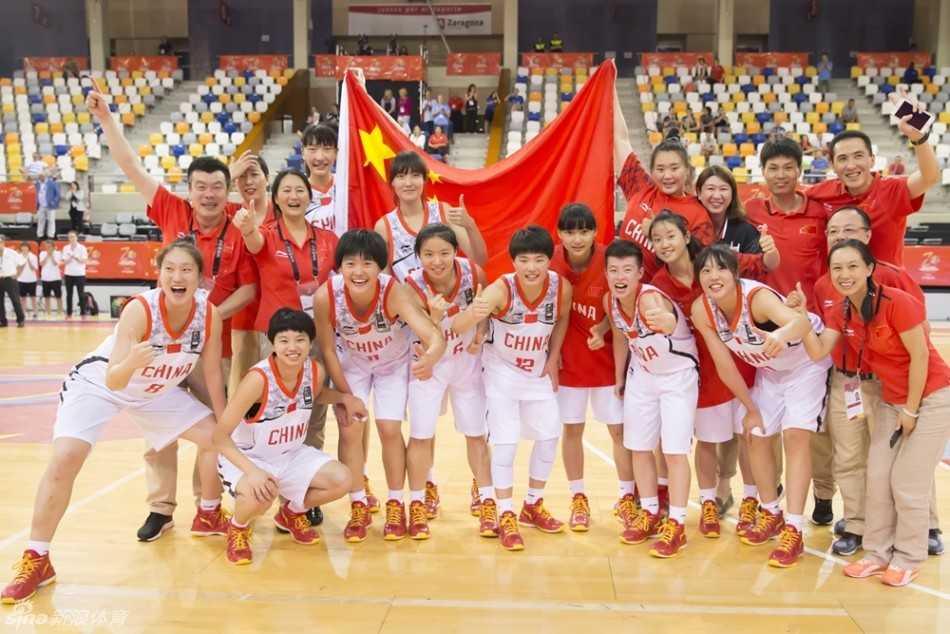 U17女篮世青赛激战 中国国青绝地反击送别东道主西班牙 中国国青女篮全体队员在赛后紧紧围抱在一起,庆祝这场来之不易的胜利,笑容洋溢在每一个年轻的脸上。