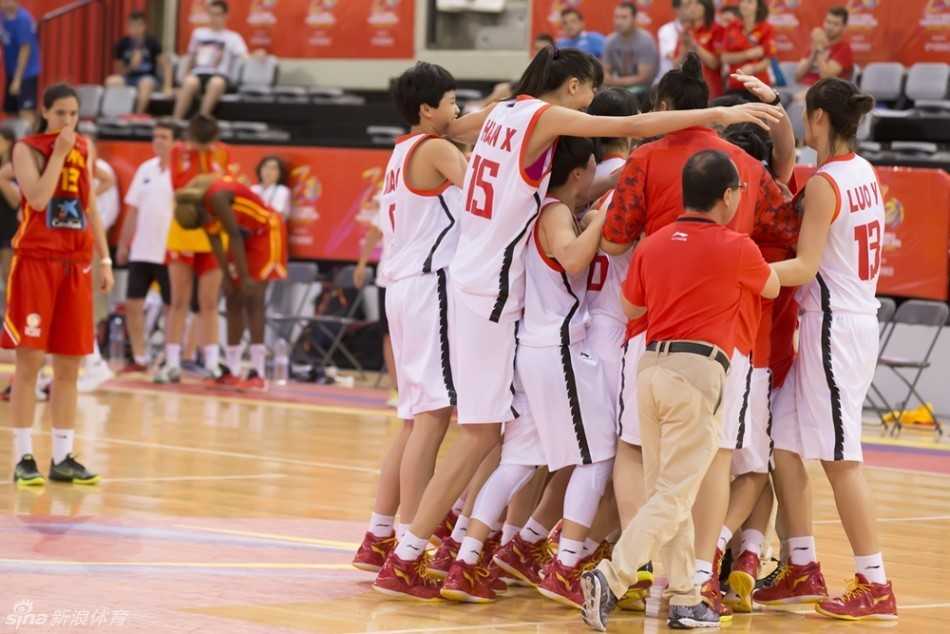 U17女篮世青赛激战 中国国青绝地反击送别东道主西班牙 中国队球员在对手严密防守下强行突破上篮,身体在空中完全舒展,展现出极佳的核心力量与进攻欲望。