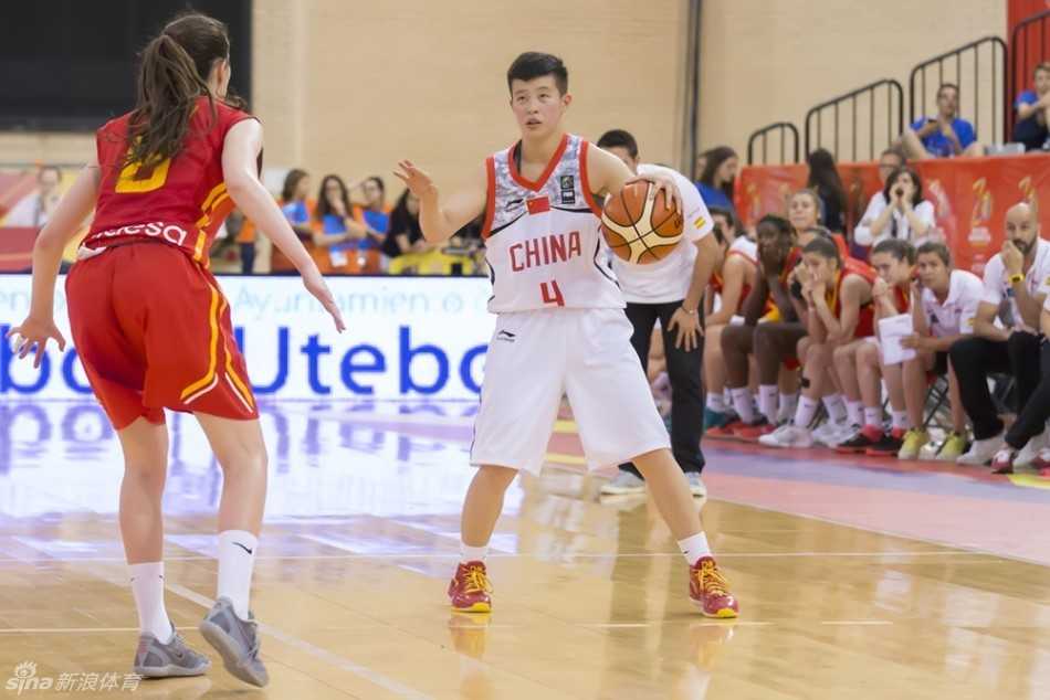 U17女篮世青赛激战 中国国青绝地反击送别东道主西班牙 中国队员在进球后兴奋地挥拳怒吼,替补席上的队友全部起立欢呼,整个团队的情绪在这一刻完全释放。