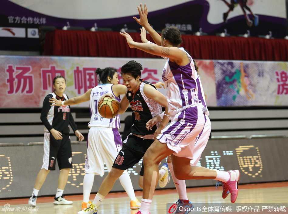 WCBA分段赛激战正酣:上海强势大胜,新疆加时力克沈部 面对对方球员的贴身紧逼防守,黑龙江队的核心纪妍妍依然沉稳地运球突破,寻找战机。